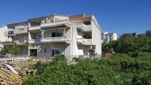 Apartments with a parking space Podstrana, Split - 13555