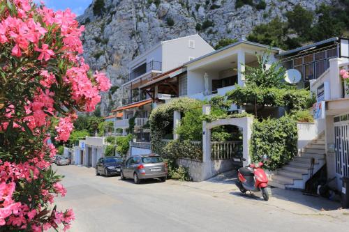 Apartments with parking space Omis - 18919