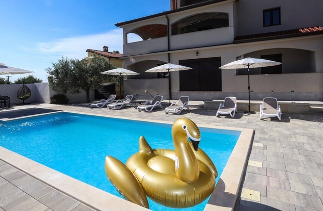 App Nina with Pool in Nova Vas