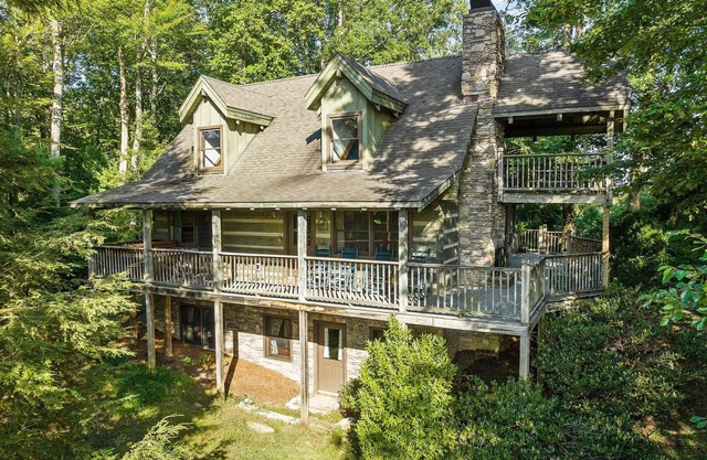 Appalachian log cabin in Leatherwood Mountains with 2 bdrms + loft, Views