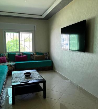 Appart situé au centre de Martil ,moderne près de la plage ,de l'aéroport Tetouan et vue sur lac