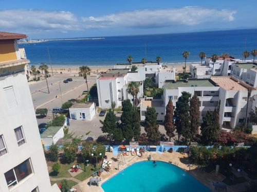 Appartement 2 chbres Piscine Renove Veranda Gde Terasse Vue panoramique Au bord de mer Sur corniche de Tanger A proximité de la plage