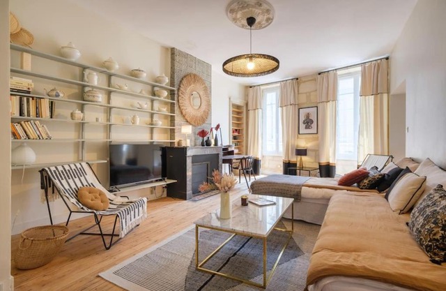 Appartement avec son patio dans centre historique de Bourg