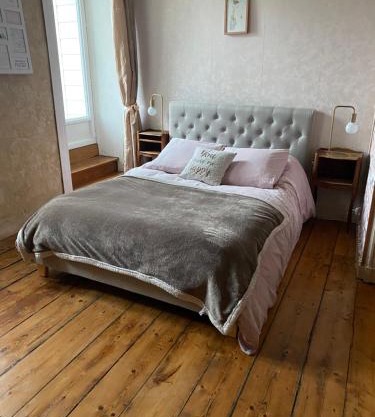 Apparts 17 avec cachet au centre petite citée de caractère