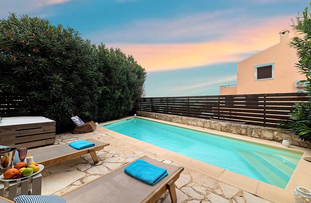 Apple Red Villa Private Pool