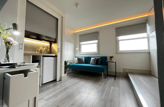 Apt. 09 - Stylish Studio Steps from Sea & Promenade