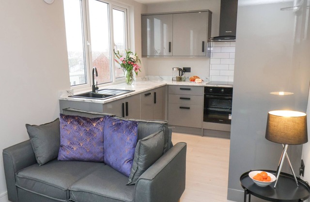 APT 9 @ HUNTER'S QUAY, pet friendly, with a garden in Bridlington