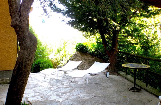 Apt seaview with garden and private parking.