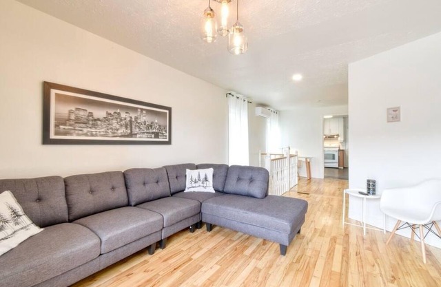 Apt sur 2 Étages + Stationnement à une rue de la Rivière St-charles