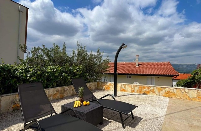 Apt Tina, Modern, 2 bedrooms, Outdoor Space & BBQ, close to beach