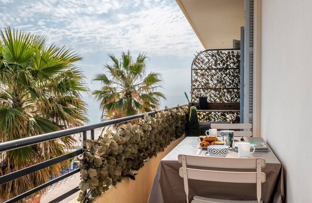 Apt With Balcony With Beach Vue