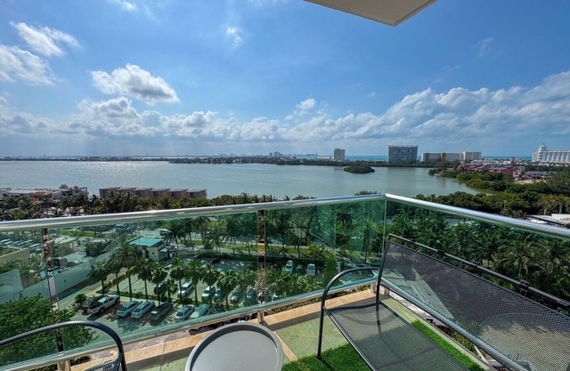Apt with Balcony, Beach Access and Comfort, pool