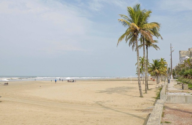 Apto c garagem, ótima localização à 80m da Praia