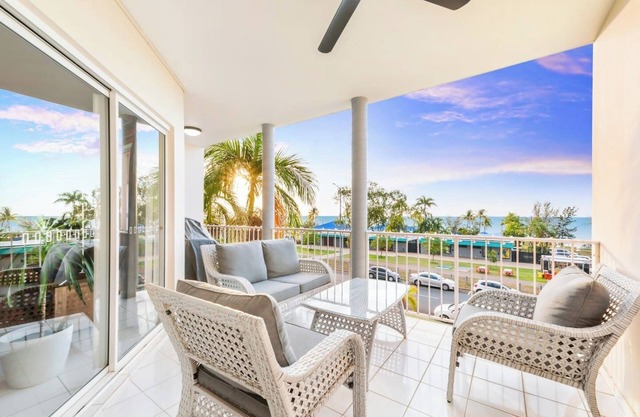 Arafura Abode Oceanfront Stay with Stunning Views
