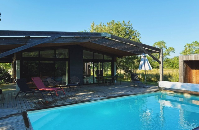 Architect-designed house with swimming pool near Bordeaux