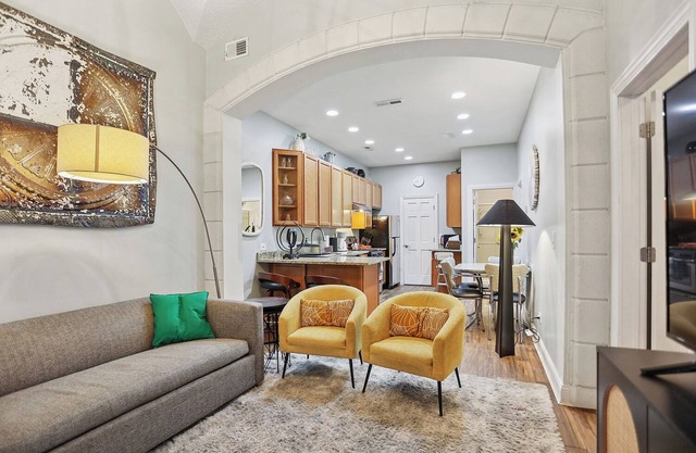 Archways at the Lincoln Park Zoo 2bed/2ba