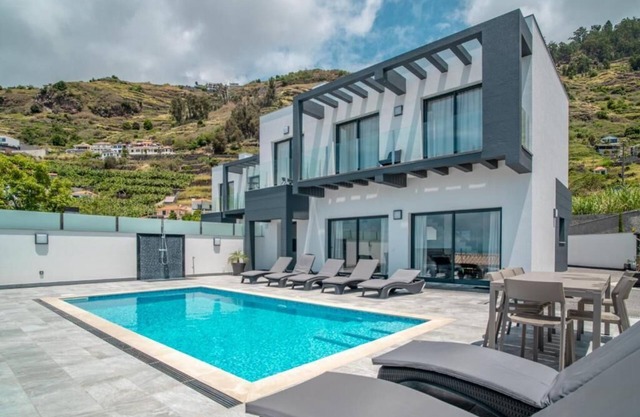 Arizona villa in charming Arco Calheta