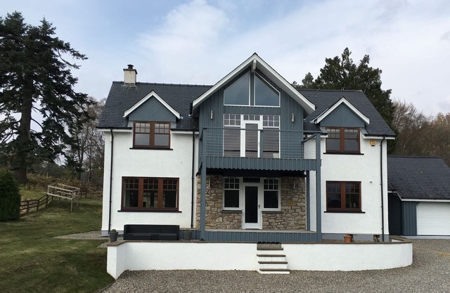 Arkaig Lodge - a modern, tastefully furnished property in a stunning location.