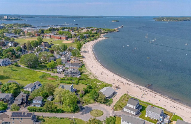 Arlie's Digs! - One Block To Willard Beach!