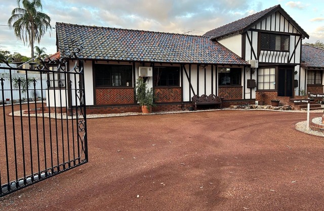 Armadale House - West Wing: 3-bedroom home in charming Mount Nasura