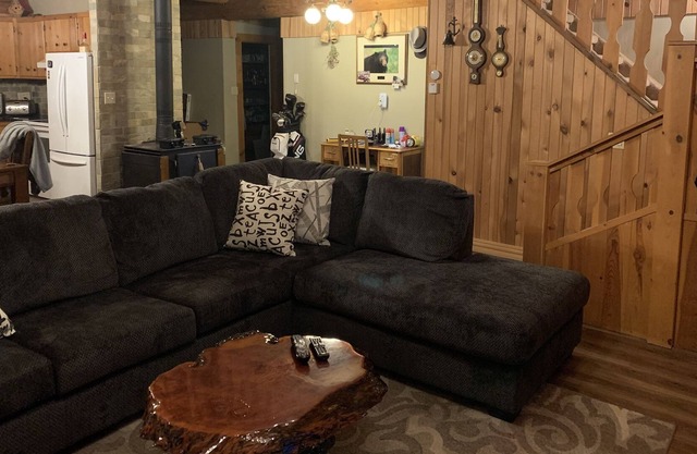 Arnie’s Beautiful Log Cabin Hideaway