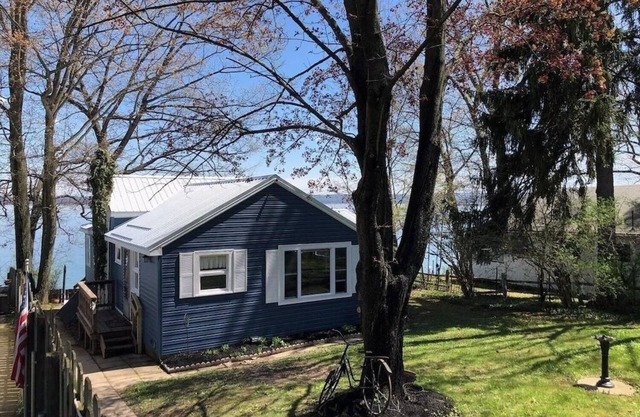 Arrowhead Beach-Seneca-Waterfront-Hot Tub-Wine Trail-Pets, Recently Updated-Covered Deck