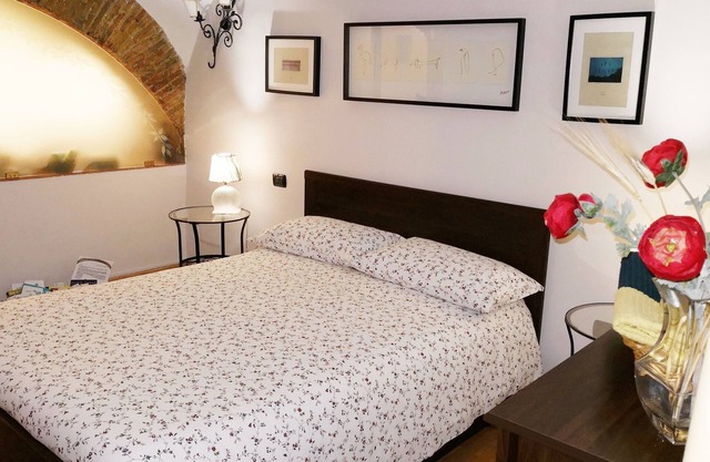 Art, history and tradition. Two rooms with Wi-Fi in the heart of Naples