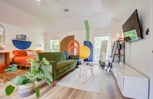 Art Lovers Stop Scrolling! Large, Vibrant, and Colorful Home w/3 king beds!