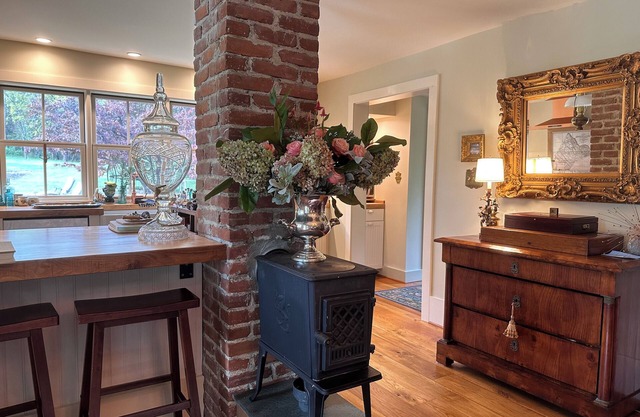 Artist's Historic Farmhouse + Mountain Cideries + Bed & Breakfast, Fire pit