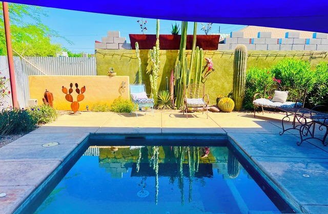 Artsy Historic Downtown 2BR w large backyard & private Salt Water Spa Pool