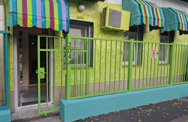 Artsy renovated 2 rooms-1 bedroom House for 4 ppl in good area, all to yourself!