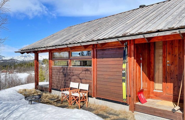 At 1000 meters above sea level, this cozy cottage welcomes you with a view of Reineskarvet.