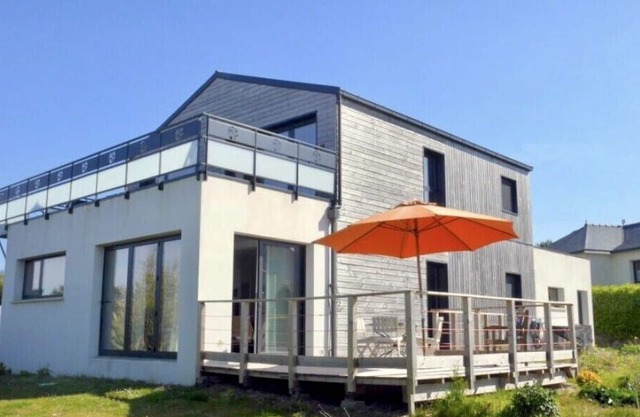 At the gates of Ménéham