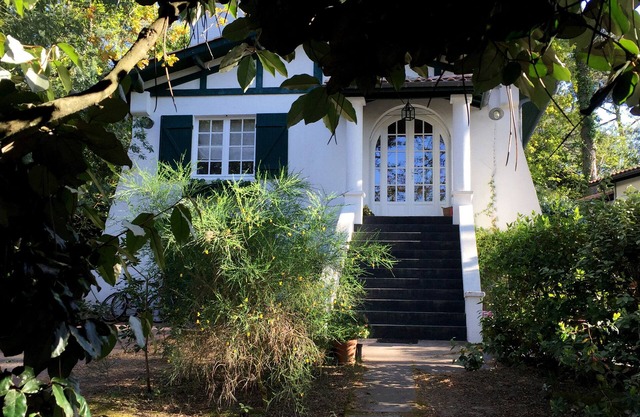 At the Pyla, in the heart of the Corniche district, family villa under the pines