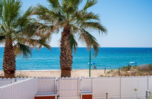 AT148 Garbí: Casa situada en primera línea de mar en Creixell