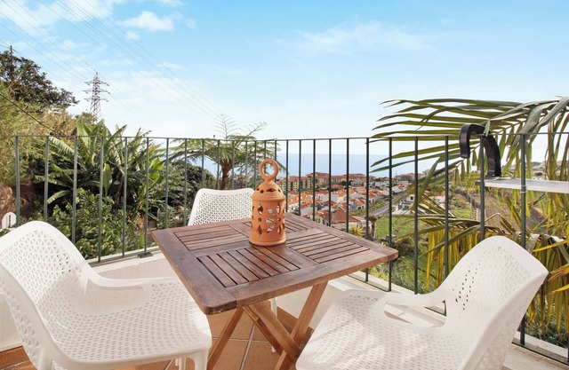 Attic in 'Casa Amarela' with Sea & Mountain View, Wi-Fi, Garden, Parking & Garden