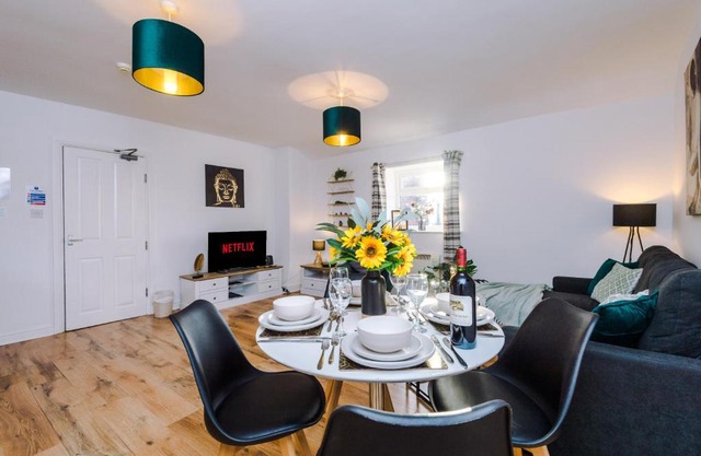 Attractive 2-Bed City Centre Apartment in Chester by 53 Degrees Property, Ideal for Groups & Professionals - Sleeps 5