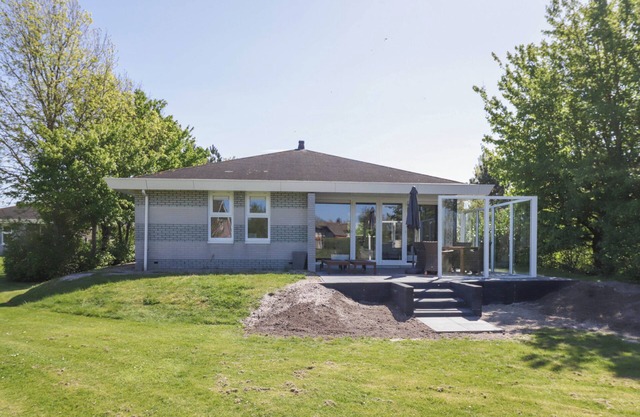 Attractive 4-person Star Deluxe bungalow with whirlpool, bathtub, and jetty at Beach Resort Makkum on the IJsselmeer.