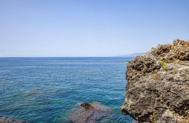 Attractive vacation apartment with sea view.