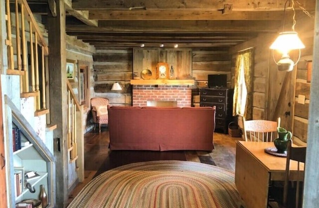 Audrey's Abode - Restored log cabin, country setting, minutes from Jacksonvillen