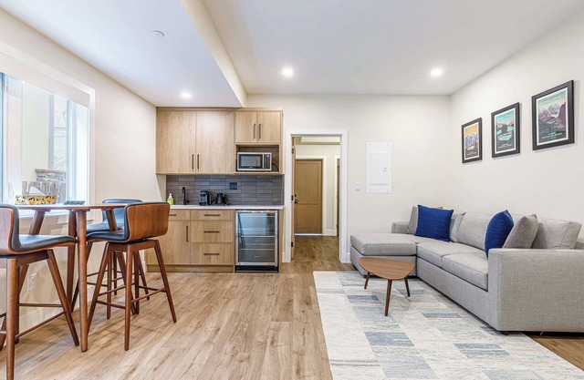 Aurora Lite - Brand new suite with private entrance