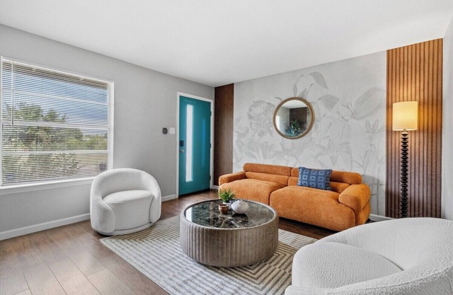 Austin King Suite Mins to St.Davids Hospital. Smart TV's, Fire Places, 3 bedroom