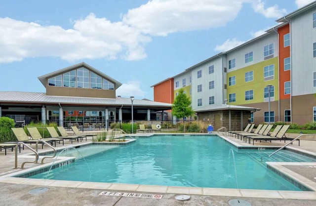Austin Resort Experience:Free Parking Near Texas State Capitol,Onsite Pool