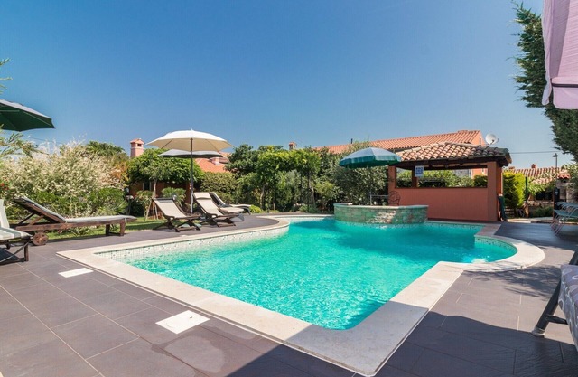 Authentic Istrian House - Family Apartment with saltwater pool - near Kamenjak