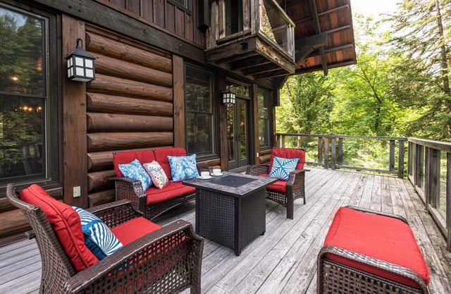 Authentic Northern Log Cabin in the Woods with SPA