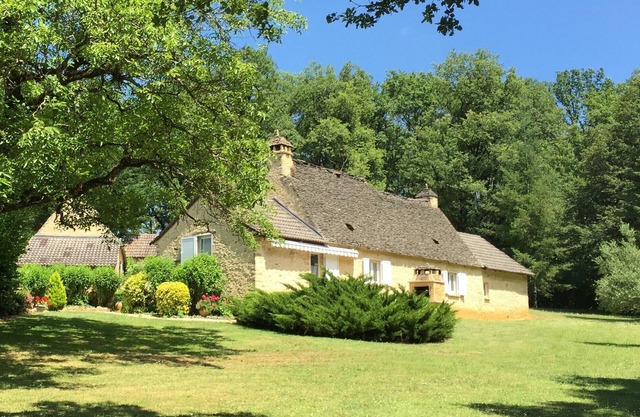 Authentic property 10 minutes from SARLAT and LASCAUX IV with heated pool
