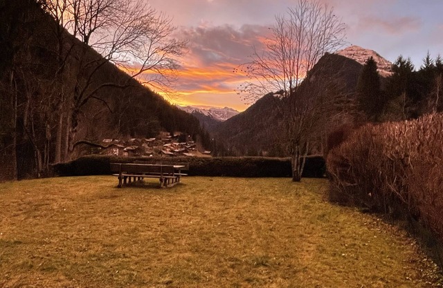 Authentic Savoyard Chalet in Peaceful Location, Great Views, 900m to centre