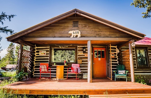 Authentic Vintage Cabin 9 Miles from Glacier