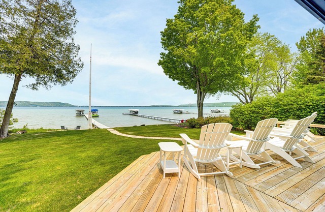 Autumn Escape on Glen Lake: Waterfront Cottage!