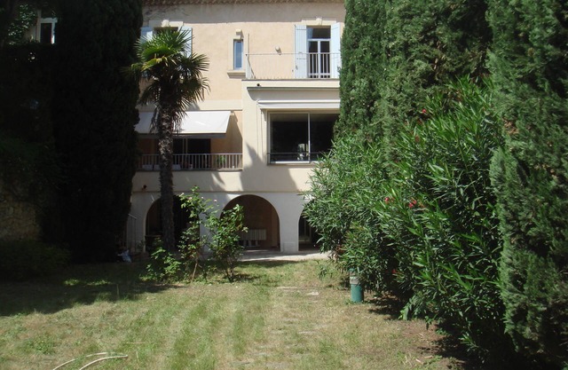Avignon intra-muros center, 5 bedrooms, large provencal garden, private garage